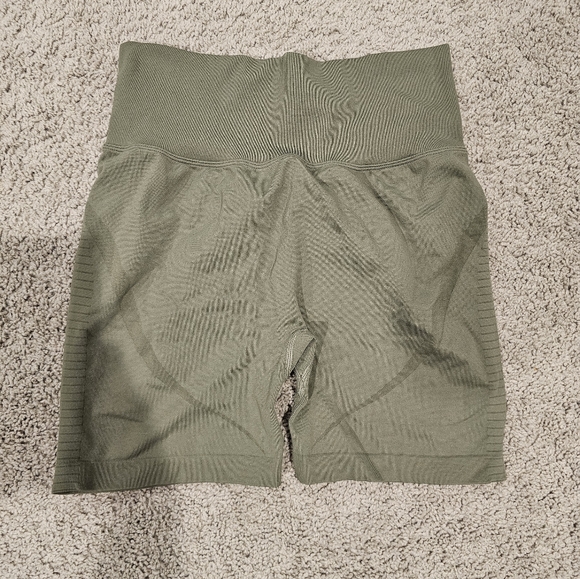 Amazon Size L Scrunch-Butt Compression Shorts - Picture 1 of 3